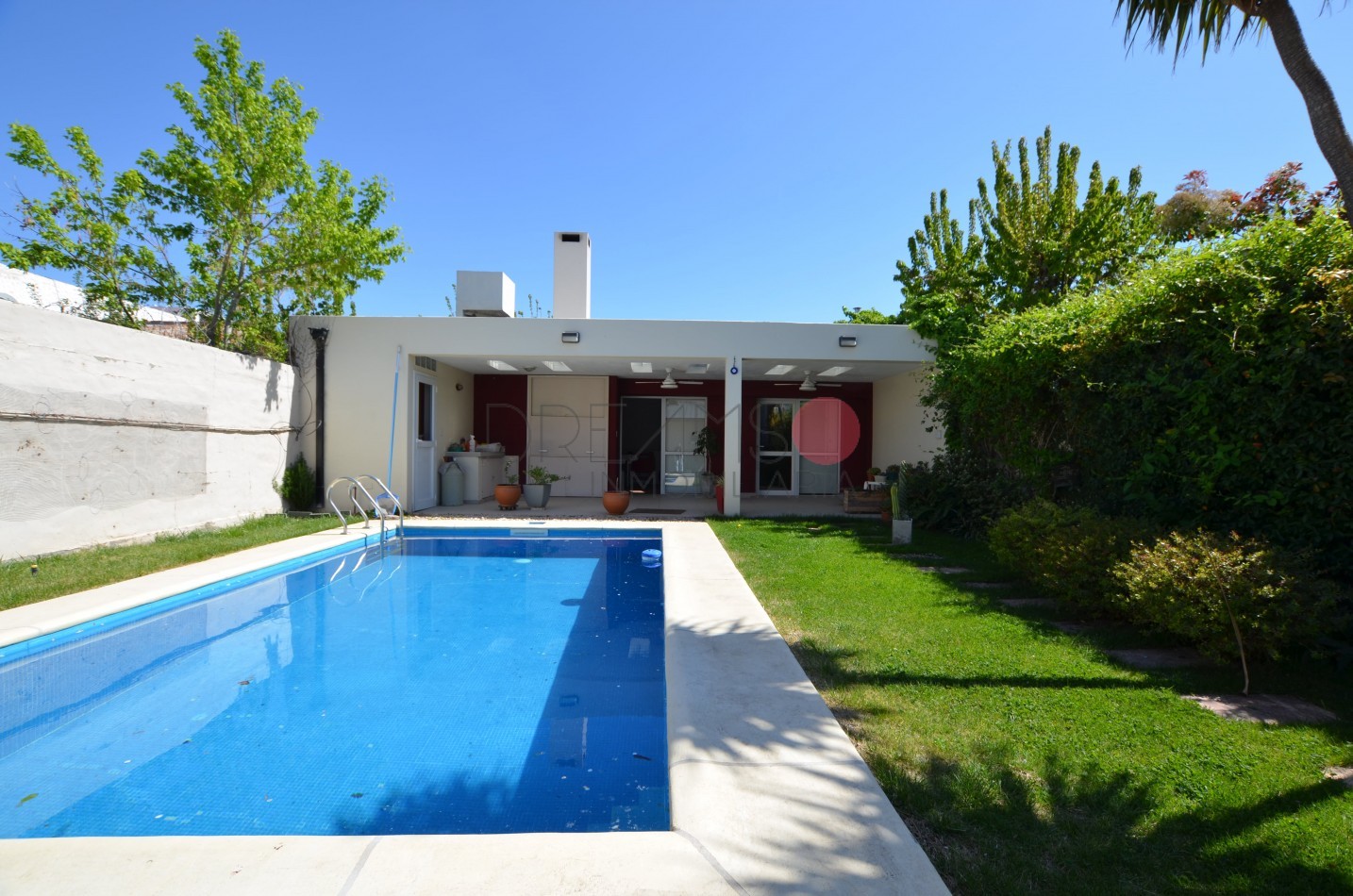 CASA EN VENTA 3 DORMITORIOS - BARRIO CUMELEN APTA CREDITO HIPOTECARIO