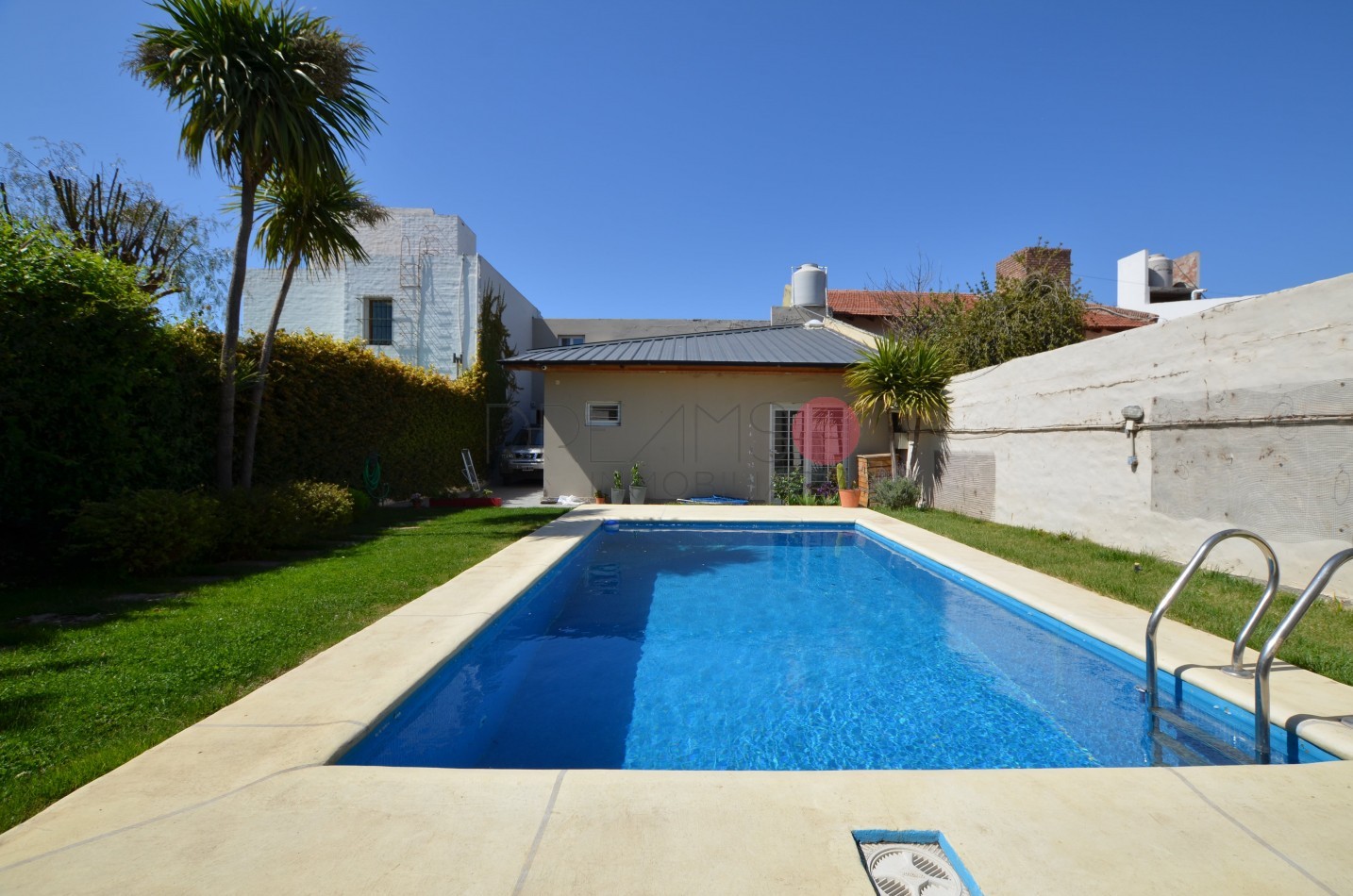 CASA EN VENTA 3 DORMITORIOS - BARRIO CUMELEN APTA CREDITO HIPOTECARIO